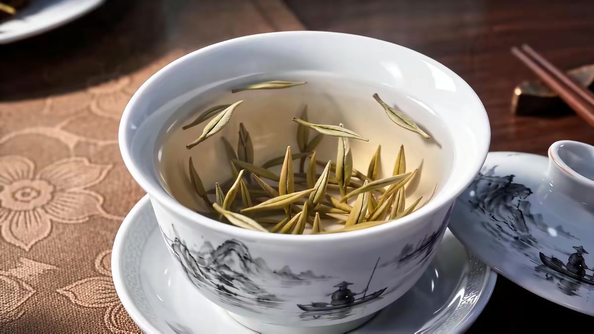 《拒绝内耗！穿书后我靠囤货苟成团宠了》剧照