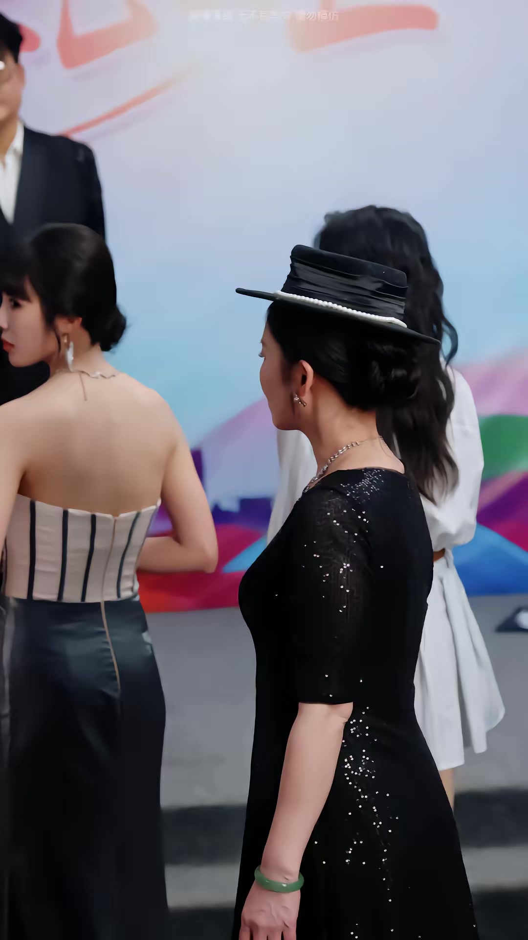 《不裝了，我們全家都是頂流》劇照