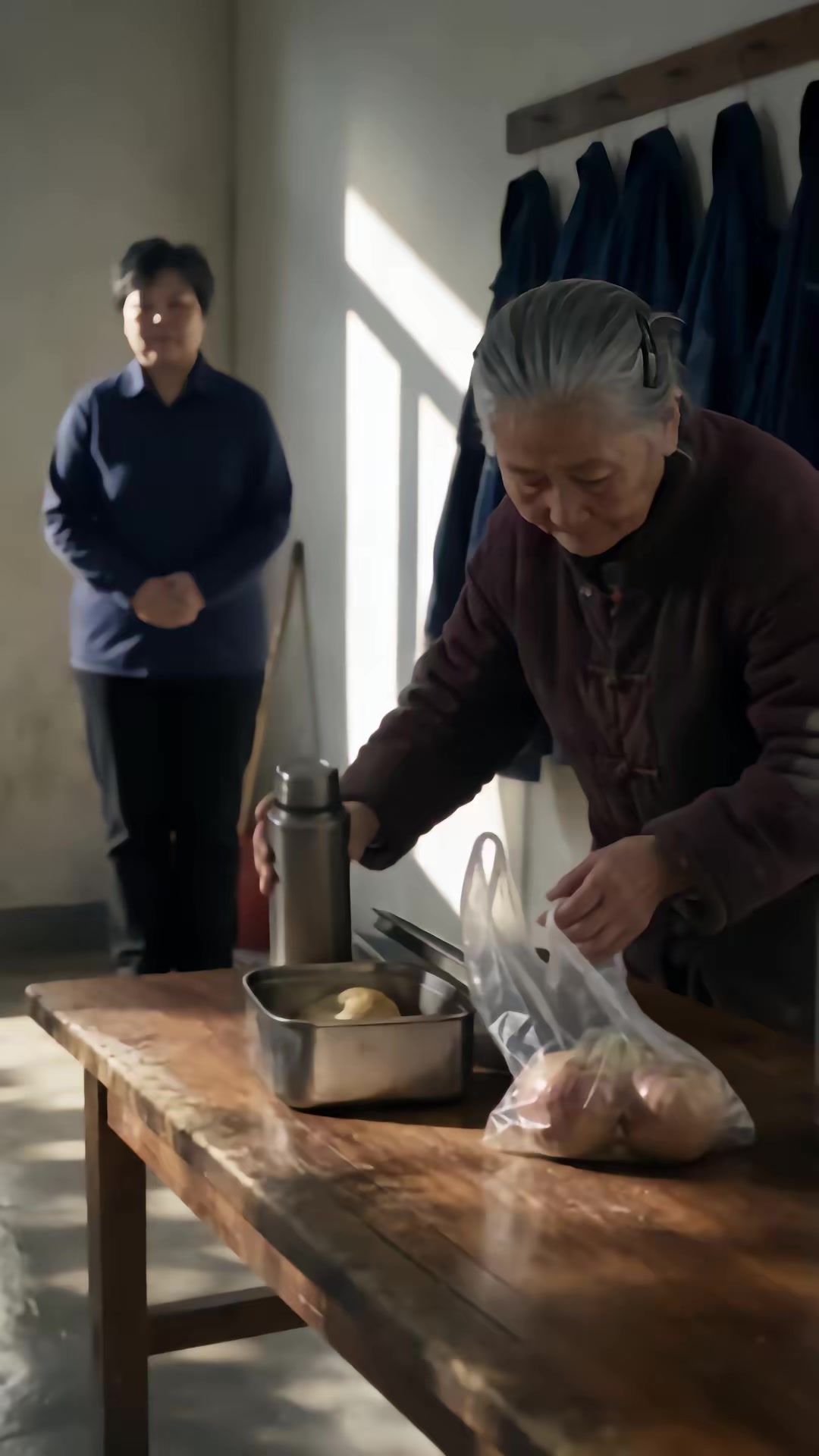 《月入三十万，亲妈住楼道》剧照