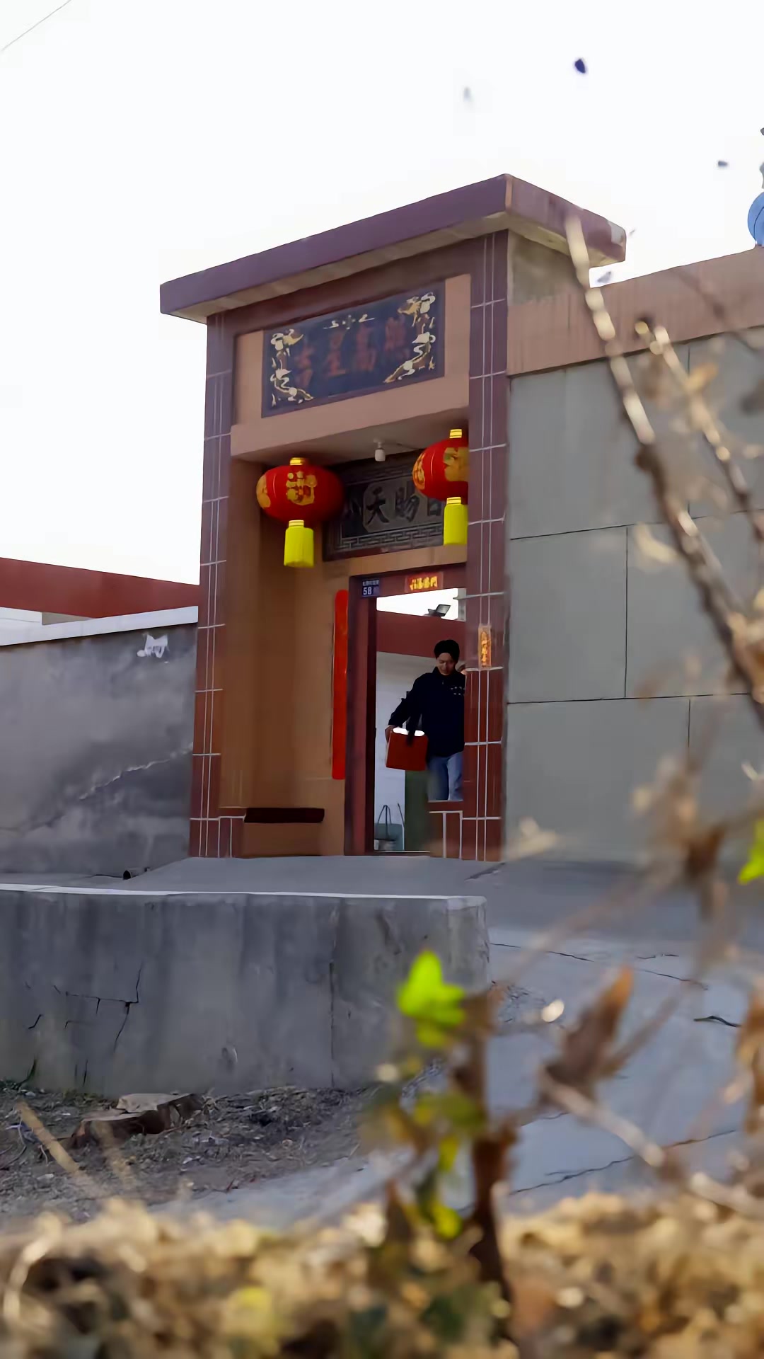 《人在鄉村扯犢子，珍獸找上門來了》劇照