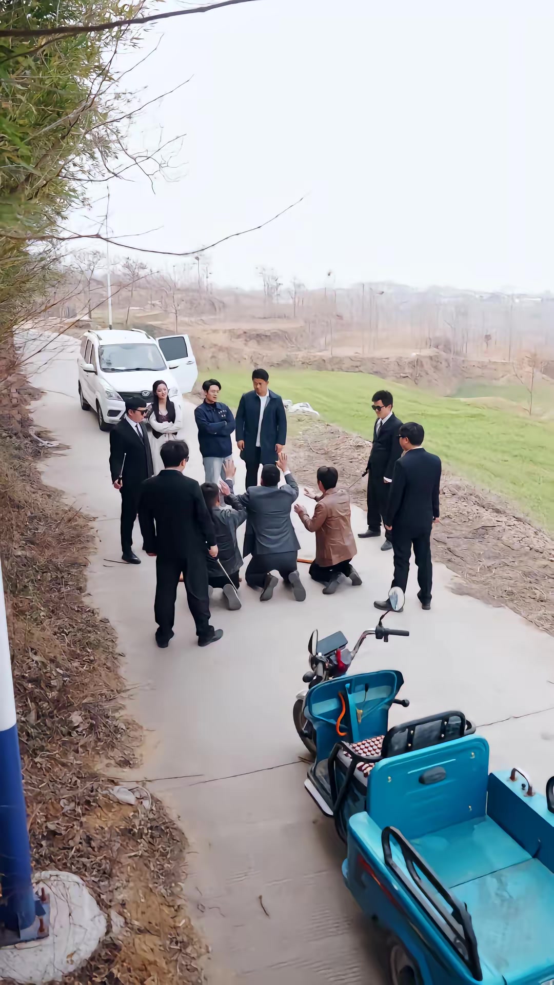 《人在鄉村扯犢子，珍獸找上門來了》劇照