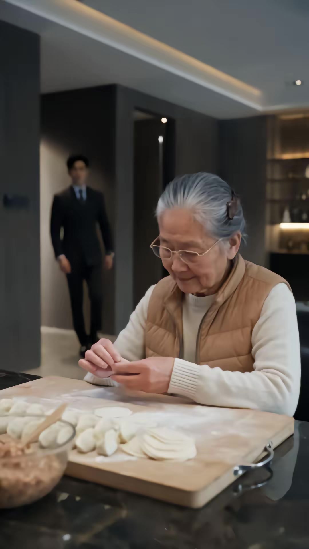 《月入三十万，亲妈住楼道》剧照