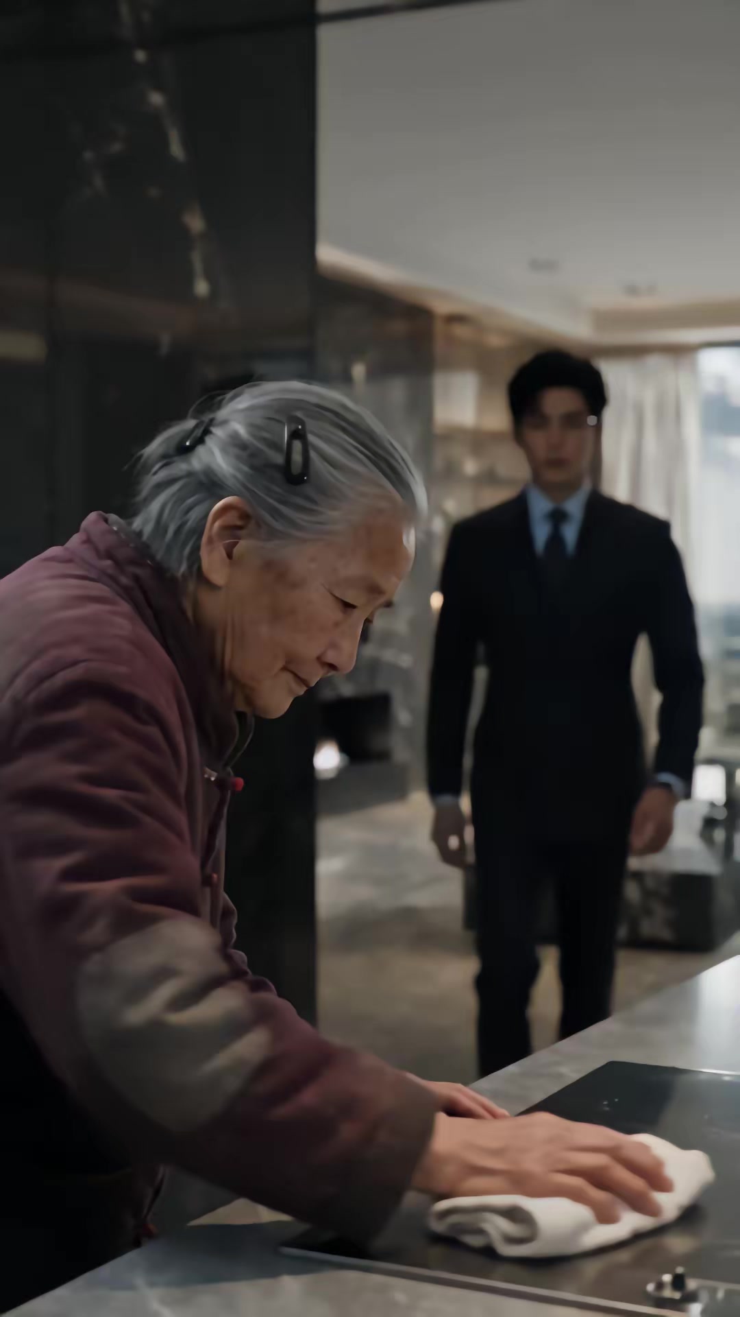 《月入三十万，亲妈住楼道》剧照