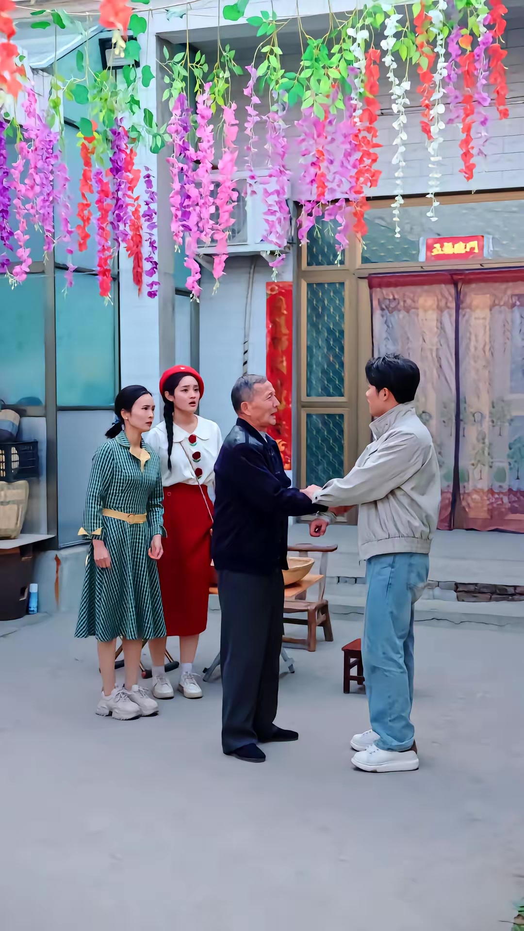 《人在鄉村扯犢子，珍獸找上門來了》劇照