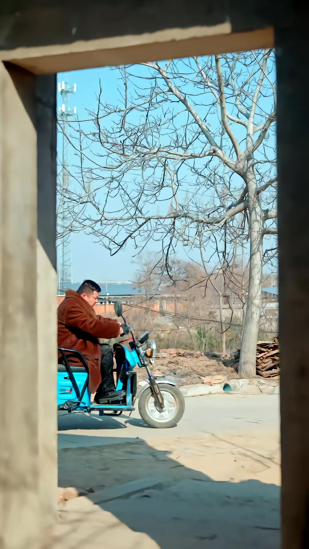 《人在鄉村扯犢子，珍獸找上門來了》劇照