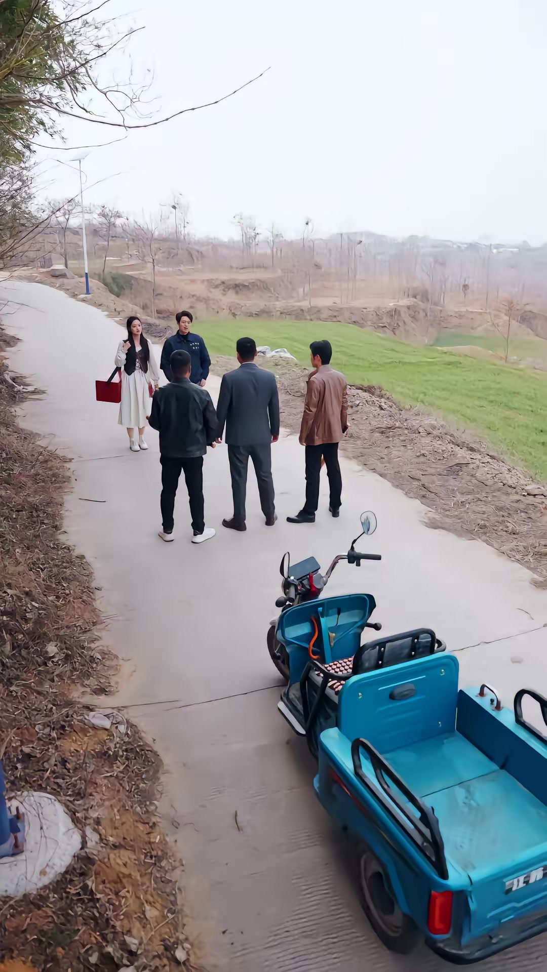《人在鄉村扯犢子，珍獸找上門來了》劇照